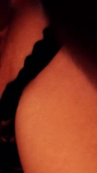 Kinky MILFと大きなおっぱいがハードお尻積でa swinger 三人組