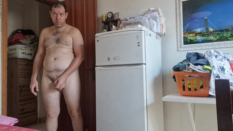 Mirko2589: Kille helt naken i hemmet