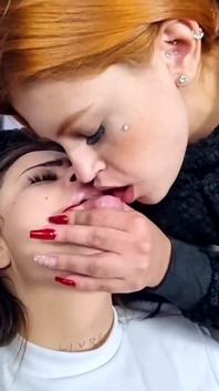 ディープキス赤いそばかすのある女の子と彼女の甘いガールフレンド