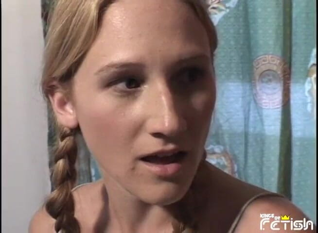 Family Role Playing: Blonde babysitterin bekommt harte doppelpenetration von maskiertem stiefvater und stiefsohn