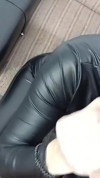 Sexy brunetka přítelkyně v těsných kožených legínách