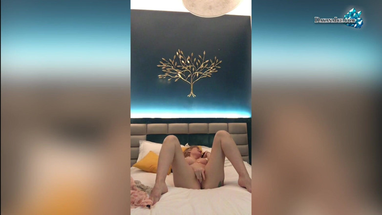 Dayana Ice: Una milf appassionata si accarezza la figa bagnata ripresa dalla...