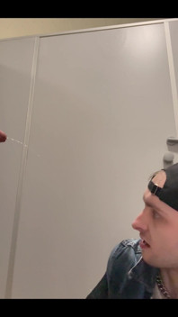 Gay skinhead Kinkysirius si dává zlatou sprchu na veřejných záchodcích