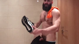 Papà ama annusarsi dopo il suo allenamento.