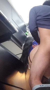 性感的大屁股熟女，只有慢动作的粉丝，在厨房