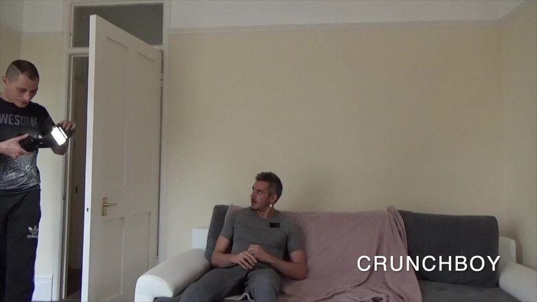 Straight curious fucked by transexual: Er wird von einem heterosexuellen und tunen Trans gefickt