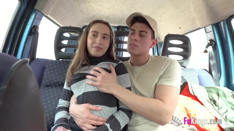 FAKings: Přivítání plaché teenagerky ve velkém městě a VĚTŠÍ péra: 18letá Carolina...