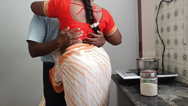 Luxmi Wife: Manajer bank ngentot ibu-ibu seksi dengan kain sosis untuk bayar...