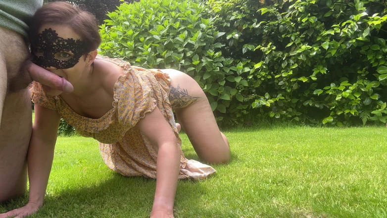 Queen-Lucy: Al aire libre chupar