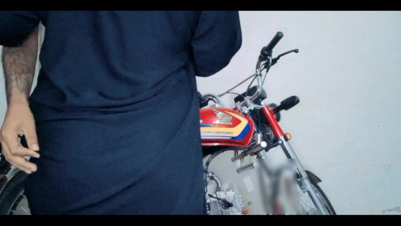 Silent boy: Fietsrijder meisje eerste keer ontmoeting met vriendje