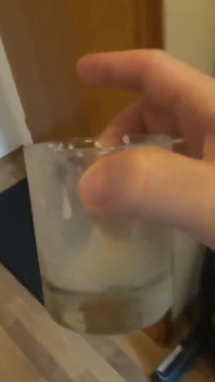 Dia minum 11 sperma yang dikumpulkan dari gelas
