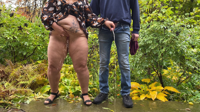 OurFetishLife: Pasangan yang kencing bersama kekal bersama