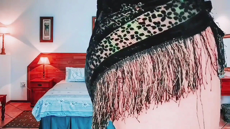 Kitty_Cross: Banci menari sensual di bawah cahaya neon merah