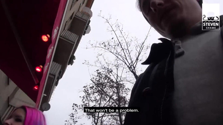 Steven Shame: În baie, Aviva se dezbracă complet și îl masturbează pe Jason până...