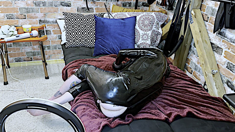 Slave Gigi: Вознаграждена спермой Господина