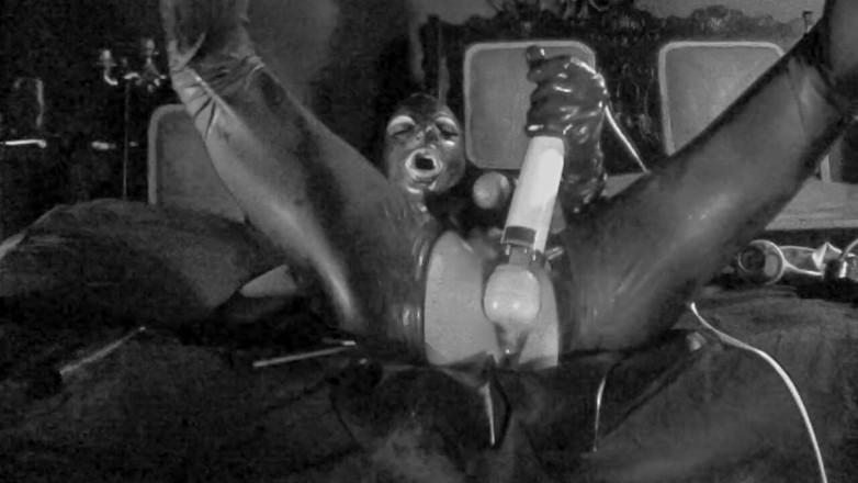 Kali Futa: Buttpluged and rubberized