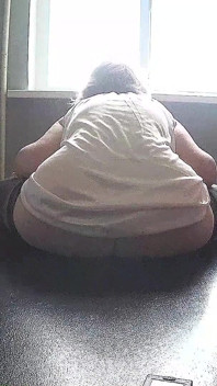 成熟妻子，画外有大胸。下垂的胸部。