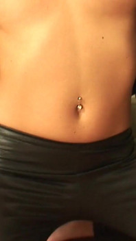 Seksi fahişe Tera Joy azgın amcığını kanepede ovuyor