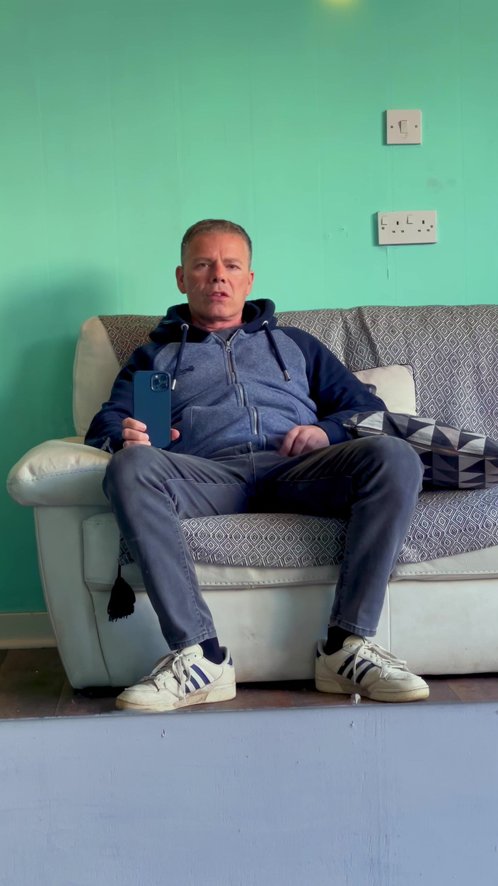 NakedFoxx: リスキーな理髪店で、近くに人がいる中でオーガズムまで擦り合わせる