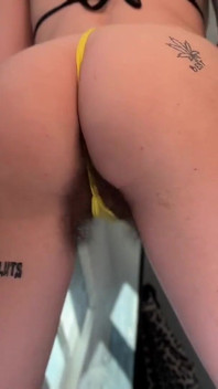 Ghemuită într-un Microbikini