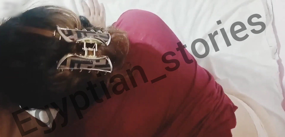 Egyptian stories: Мадам Хала, адвокат из Гелиополиса, с бойфрендом ее мужа, сосет большой член и жестко трахает ее