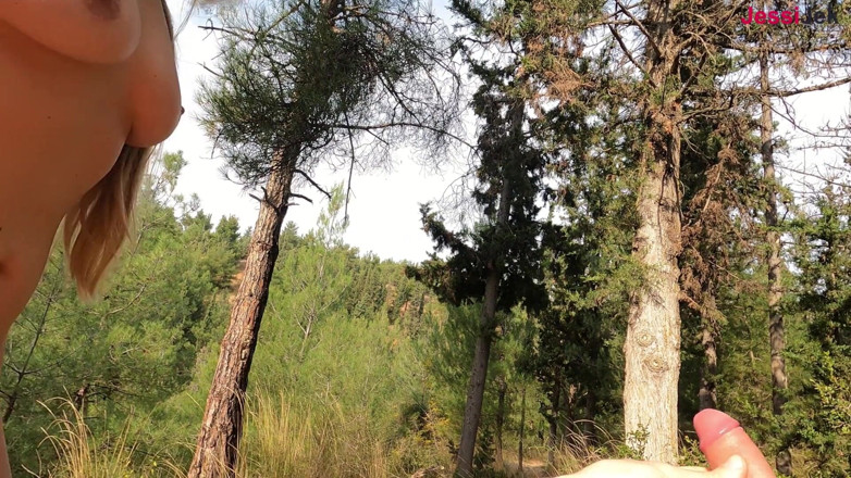 JessiJek: Străin de două ori ejaculează în fată ciclist anal dur în pădure...