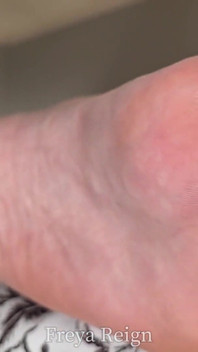 Pov foot focused cuck: nyepong kontolku sambil dientot