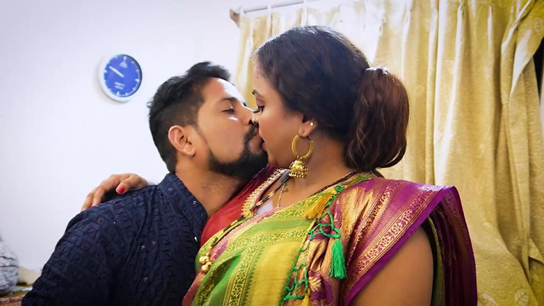 Queen star Desi: Una pareja india sexy antes de ir de fiesta follando...