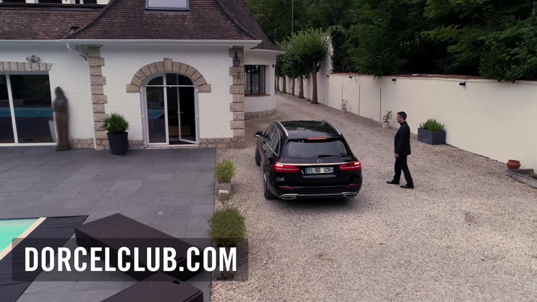 Dorcel Club: クレア・ゴルチエはキッチンで突然の性的欲求を持っています