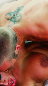 Uma deusa de meias faz do mundo um lugar muito mais sexy com suas preferências de tatuagem