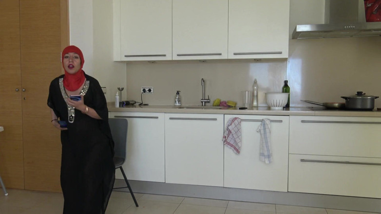 Souzan Halabi: Libanonská děvka mluví po telefonu a masturbuje