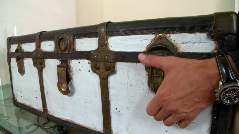 BDSM Deutschland: Zrzka coura trojnásobně pronikla v koupelně třemi maskovanými policisty