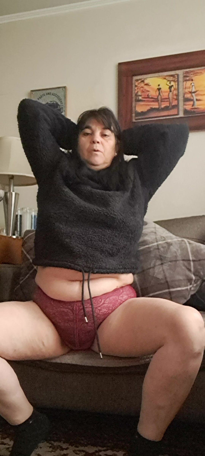 Mommy big hairy pussy: MILF v kalhotkách před jejím indiferentní švagr, je sexy