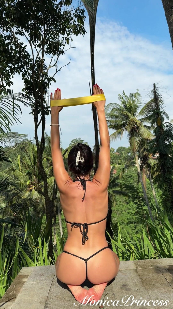 Princess Monica: Allenamento all'aperto per la schiena, le braccia ed il culo...