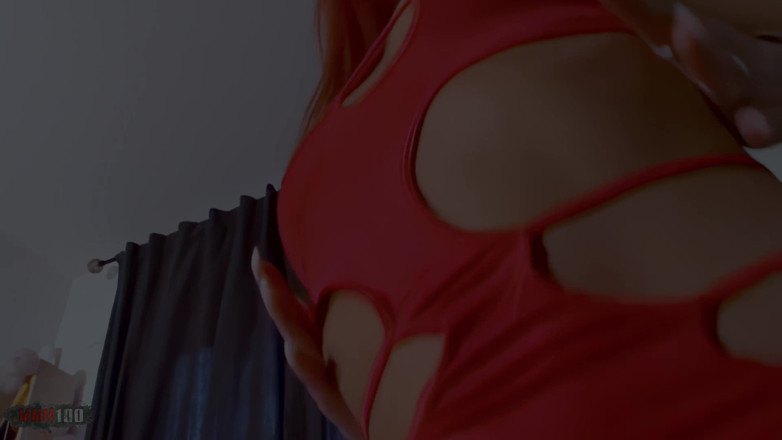 MMM100: Angie Kiss: tânăra vedetă roșcată Angie Kiss face un striptease...