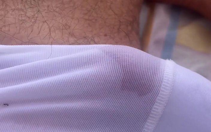 Daddybearvlc: Trempette rapide dans mes sous-vêtements blancs. J’adore la façon dont...