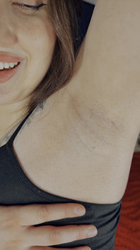 Tatuerad Brunett Retas Asiatisk Skönhet, Underarm &klyvning Fokus