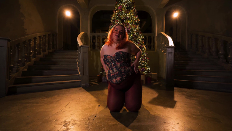 AssGives: Bailando caliente en el árbol de navidad