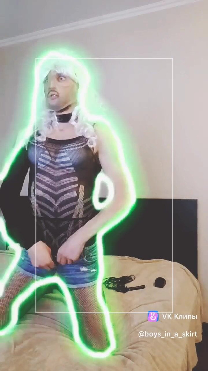 Boy in a skirt: Osamělá na poli - Válečník!