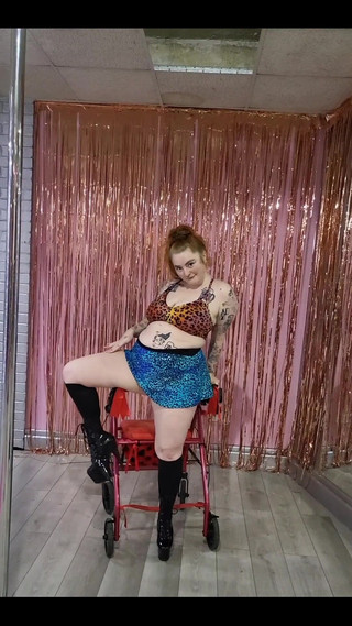 Bunny Royle: Leker med dans på min rörlighetshjälp i Pole Studio