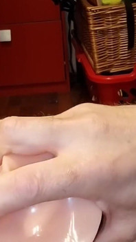 Mon joli cul se fait baiser spontanément par un gode géant
