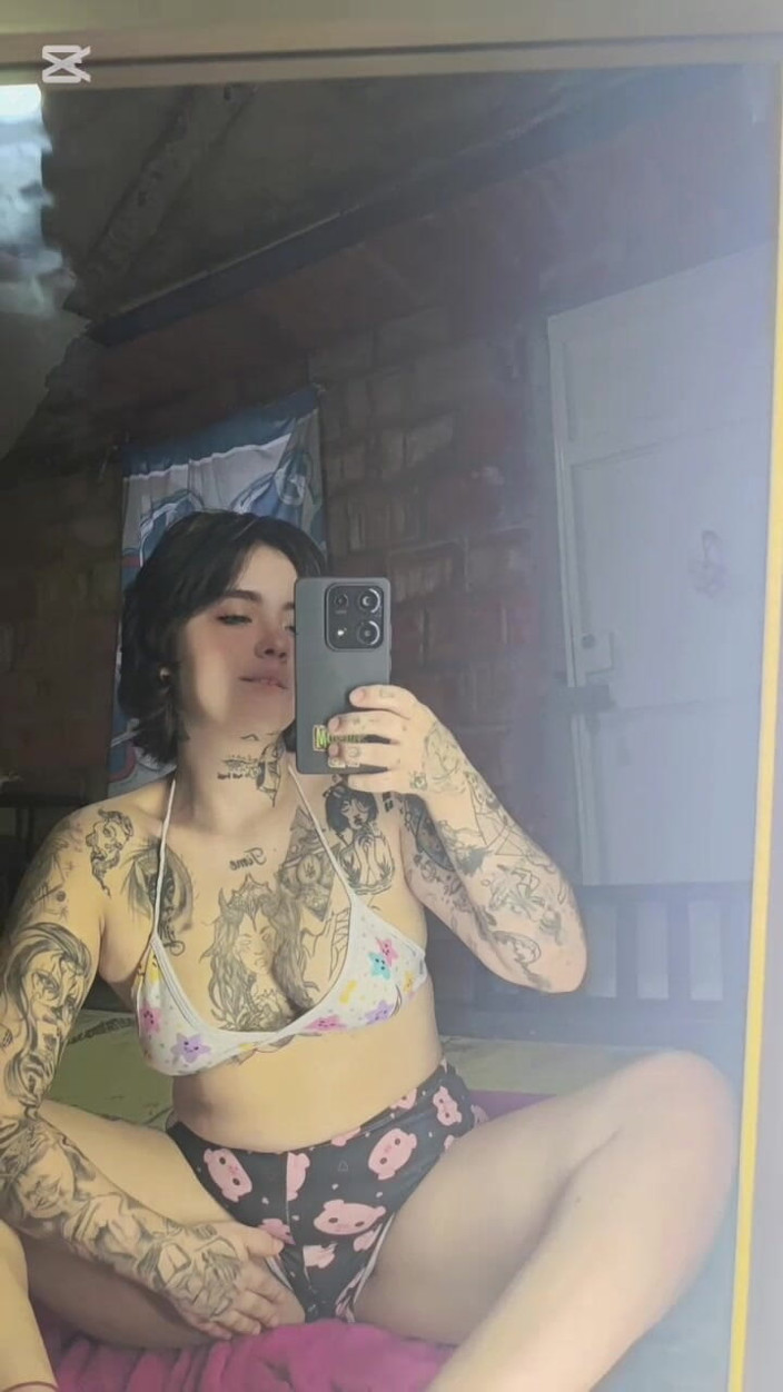 Dalyla: 혼자 있는 여자는 서두르지 않고 즐기는 자신을 기록합니다.