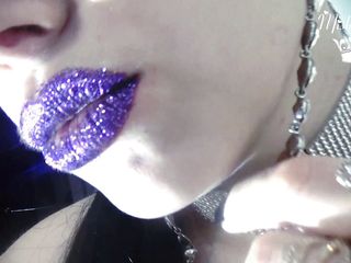 Goddess Misha Goldy: Sărut cu sclipici violet și miros de buze