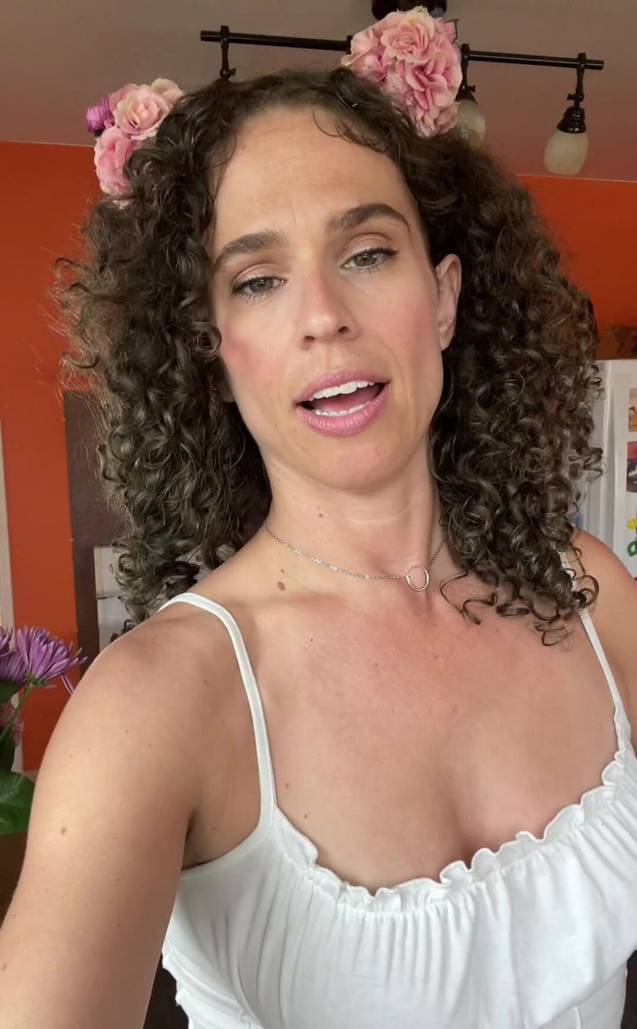 VibeWithMommy: Ei, lindos humanos! Perguntaram-me como é namorar um cara mais jovem. É...