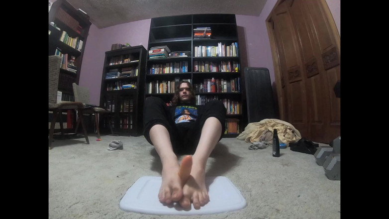 Mr Dimples: Mollige jongen geeft zijn dildo een voetenbeurt