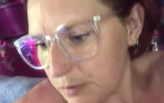 指法加上假阳具敲打等于爆炸性的潮吹高潮