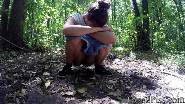Love 2 Piss: Yaprakla amcığını siyor