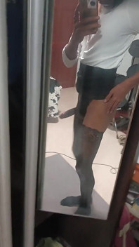 O que fazer com esse monstro girlcock?