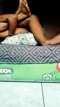 Dvě studentky šukají na koleji hostelu