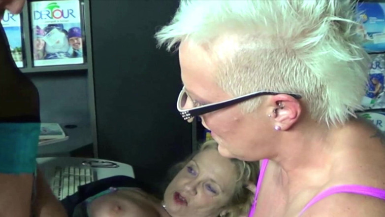 Filles Francaises: Büro-schlampen aus frankreich durften zu dritt schwanz lutschen